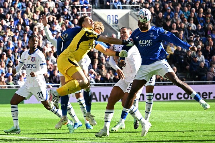 Kondisi Emi Martinez Usai Terkapar di Tengah Laga Everton Vs Chelsea