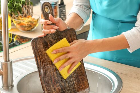 Cara Menghilangkan Bau Bawang dari Talenan Kayu