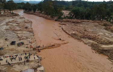 Foto udara kondisi jalan yang putus akibat banjir bandang di Desa Aek Garoga, Kecamatan Batang Toru, Kabupaten Tapanuli Selatan, Sumatera Utara, Minggu (30/11/2025). Bencana banjir bandang yang terjadi pada Selasa (25/11) lalu menyebabkan rumah warga rusak, kendaraan hancur, jalan dan jembatan putus.