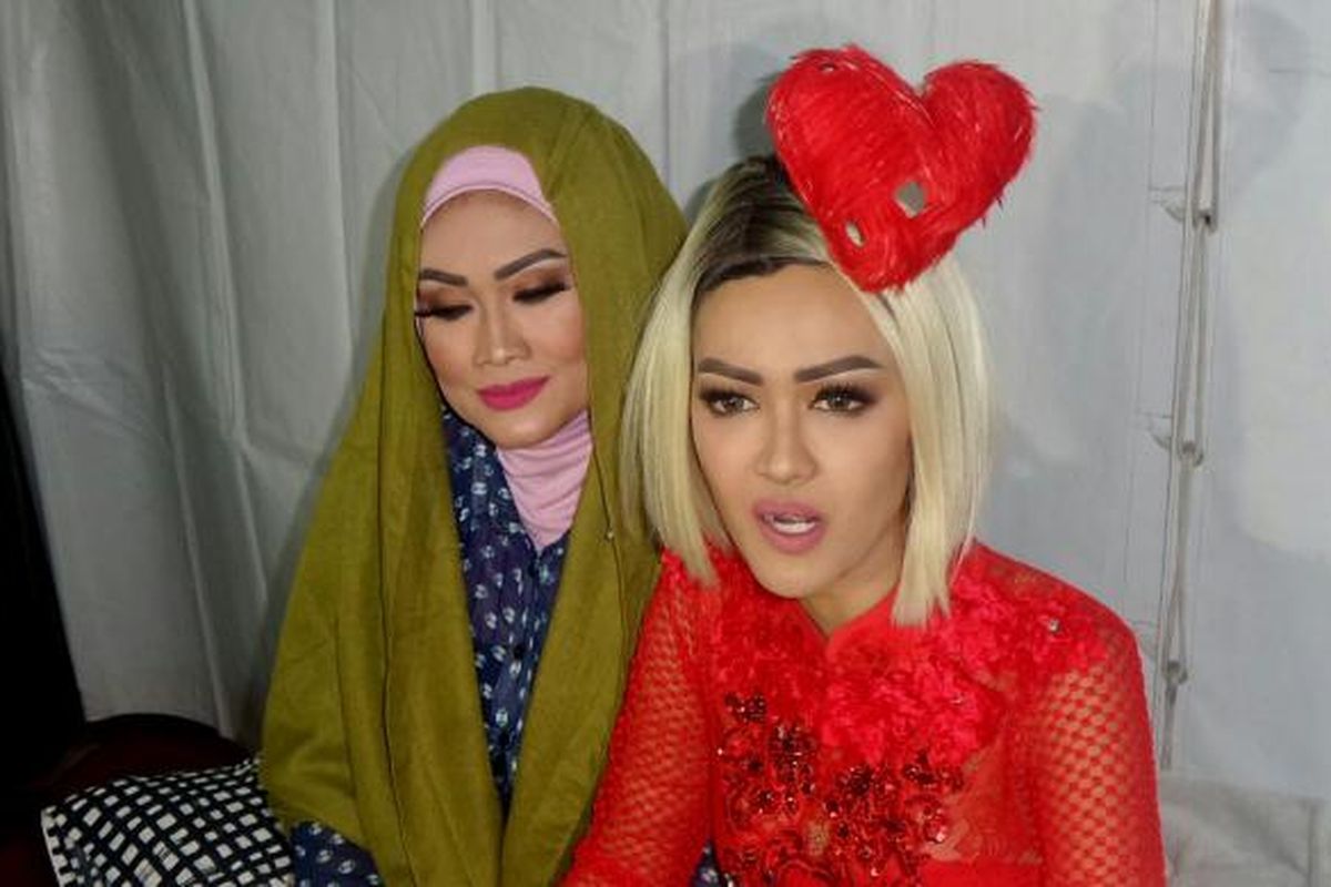 Penyanyi dangdut Julia Perez bersama sang ibu, Sri Wulansih saat diabadikan di Emtek City, Daan Mogot, Jakarta Barat, Selasa (24/1/2017).