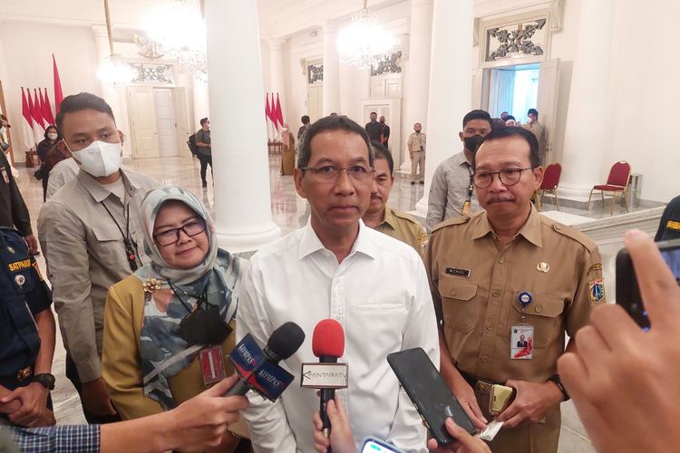 Penjabat (Pj) Gubernur DKI Jakarta Heru Budi Hartono saat hendak menggelar rapat pimpinan (rapim) di Balai Kota DKI Jakarta, Gambir, Jakarta Pusat, Selasa (3/1/2023).