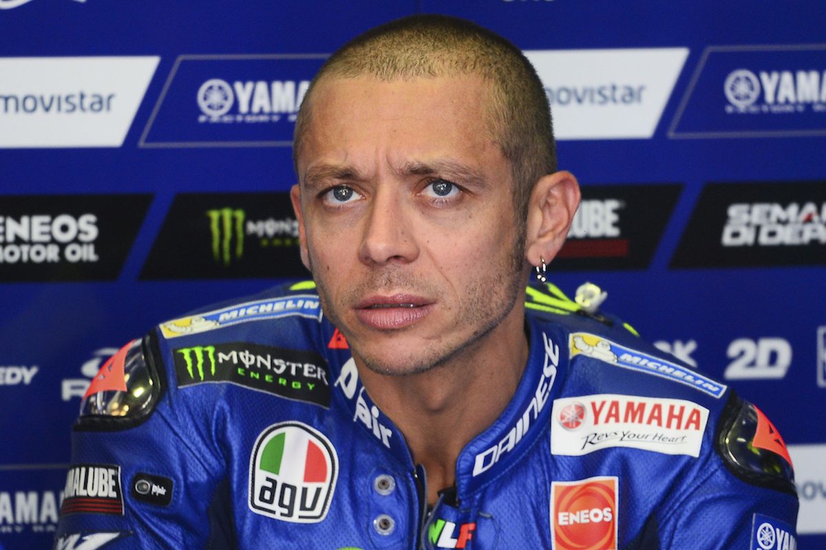 Pebalap Movistar Yamaha MotoGP asal Italia, Valentino Rossi, menunggu di paddock saat sesi latihan bebas GP Catalunya di Circuit de Barcelona-Catalunya, Montmelo, Sabtu (10/6/2017).