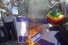 Di Surabaya, Relawan Jokowi Bakar Gambar Bendera Israel 