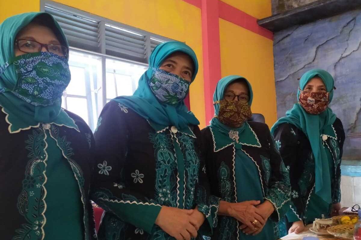 Masker batik digunakan anggota Tim Penggerak PKK Desa/Kecamatan Purwojati, Kabupaten Banyumas, Jawa Tengah, Rabu (11/3/2020).