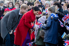 Pengeran Harry dan Meghan Biarkan Anak Tunanetra Sentuh Wajahnya