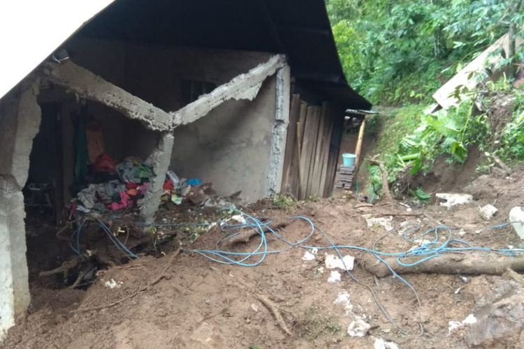 Bencana tanah longsor menghancurkan bangunan dan menelan korban jiwa di Banjar Sangker, Desa Mengening, Kubutambahan pada Selasa (29/1/2019).  