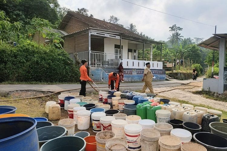 Kemarau Mulai Meluas, BPBD Bandar Lampung Salurkan 20.000 Liter Air Bersih untuk Ratusan Warga