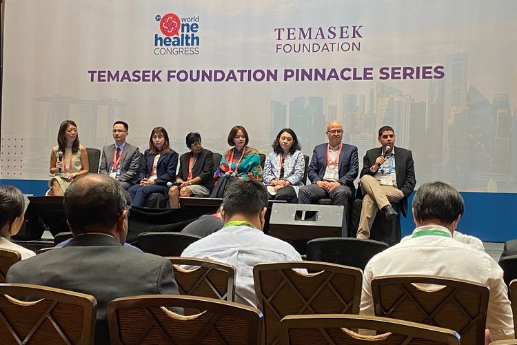 Panelis berbincang di forum diskusi From Zoonosis to Antimicrobial Resistance di The 7th World One Health Congress 2022 di Singapura, Selasa (8/11/2022). 