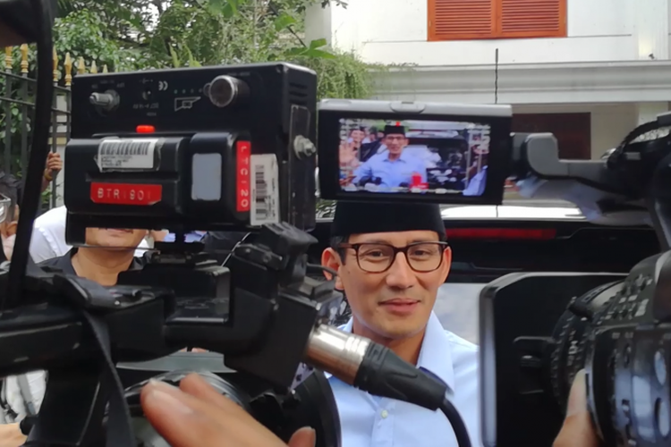 Calon wakil presiden Sandiaga Uno saat tiba di kediaman Prabowo, kawasan Kertanegara, Jakarta, Jumat (21/9/2018).