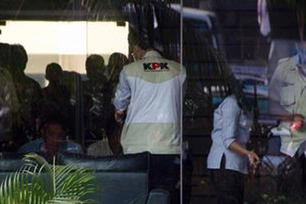 Situasi di dalam tempat penggeledahan Gedung Korps Lalu Lintas, Jakarta, Selasa (31/7/2012). Penggeledahan ini diindikasi karena proyek pengadaan simulator kemudi motor dan mobil.