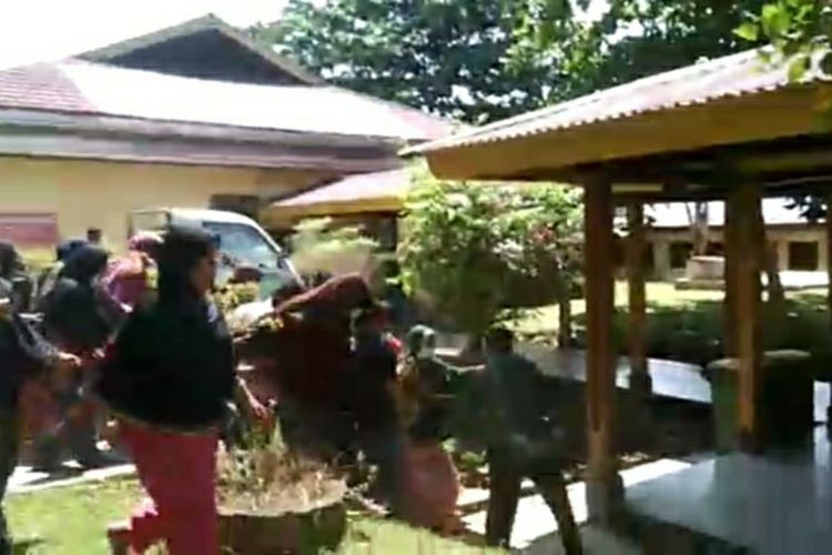 Tangkapan layar video viral puluhan warga saat mengambil paksa dan menggotong jenazah pasien Covid-19 di RSUD Indrasari di Kabupaten Inhu, Riau, Jumat (2/7/2021).