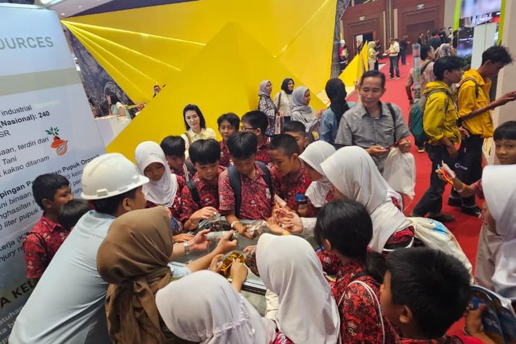 Pengunjung mempelajari praktik tambang berkelanjutan di booth J Resources (PSAB) pada Minerba Convex 2025, Jakarta.