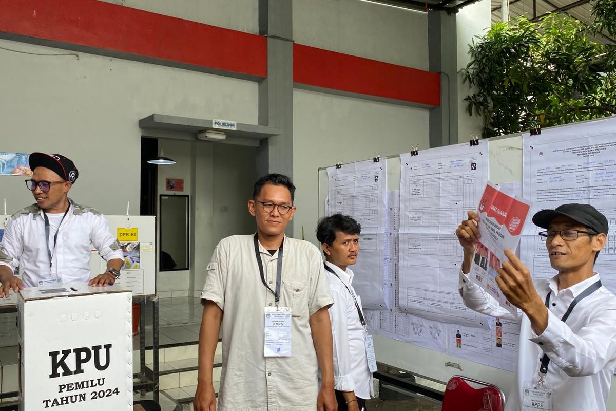 Petugas Kelompok Penyelenggara Pemungutan Suara (KPPS) menghitung surat suara di Panti Sosial Bina Laras Sentosa 3, Jakarta Barat, Rabu (14/2/2024). 