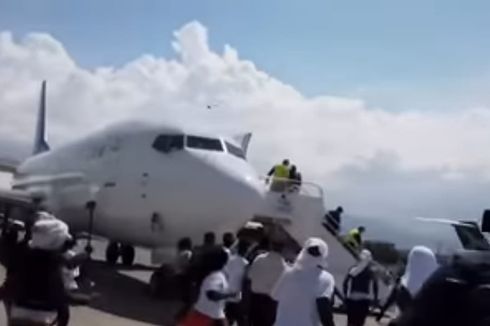 Rekaman Video Tunjukkan Migran Haiti Marah Lempar Sepatu ke Pesawat AS di Bandara Port-au-Prince