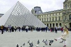 Tikus Berkeliaran di Museum Louvre