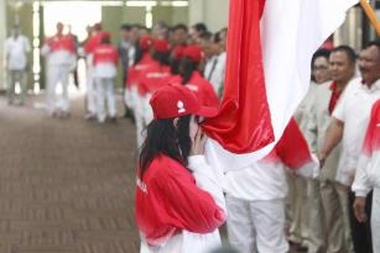 Atlet yang akan berlaga di '28th Sea Games Singapore 2015' mengikuti prosesi mencium bendera merah putih dalam upacara Pelepasan dan Pengukuhan Kontingen Indonesia di Gedung Serbaguna, Senayan, Jakarta, Senin (25/5/2015). Sebanyak 500 lebih atlet akan berlaga do Sea Games di Singapura, 5-16 Juni 2015. 