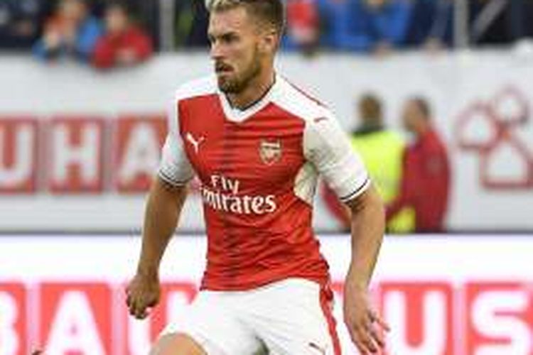 Gelandang Arsenal, Aaron Ramsey, tampil dalam laga persahabatan kontra Manchester City, di Gothenburg, Swedia, 7 Agustus 2016.