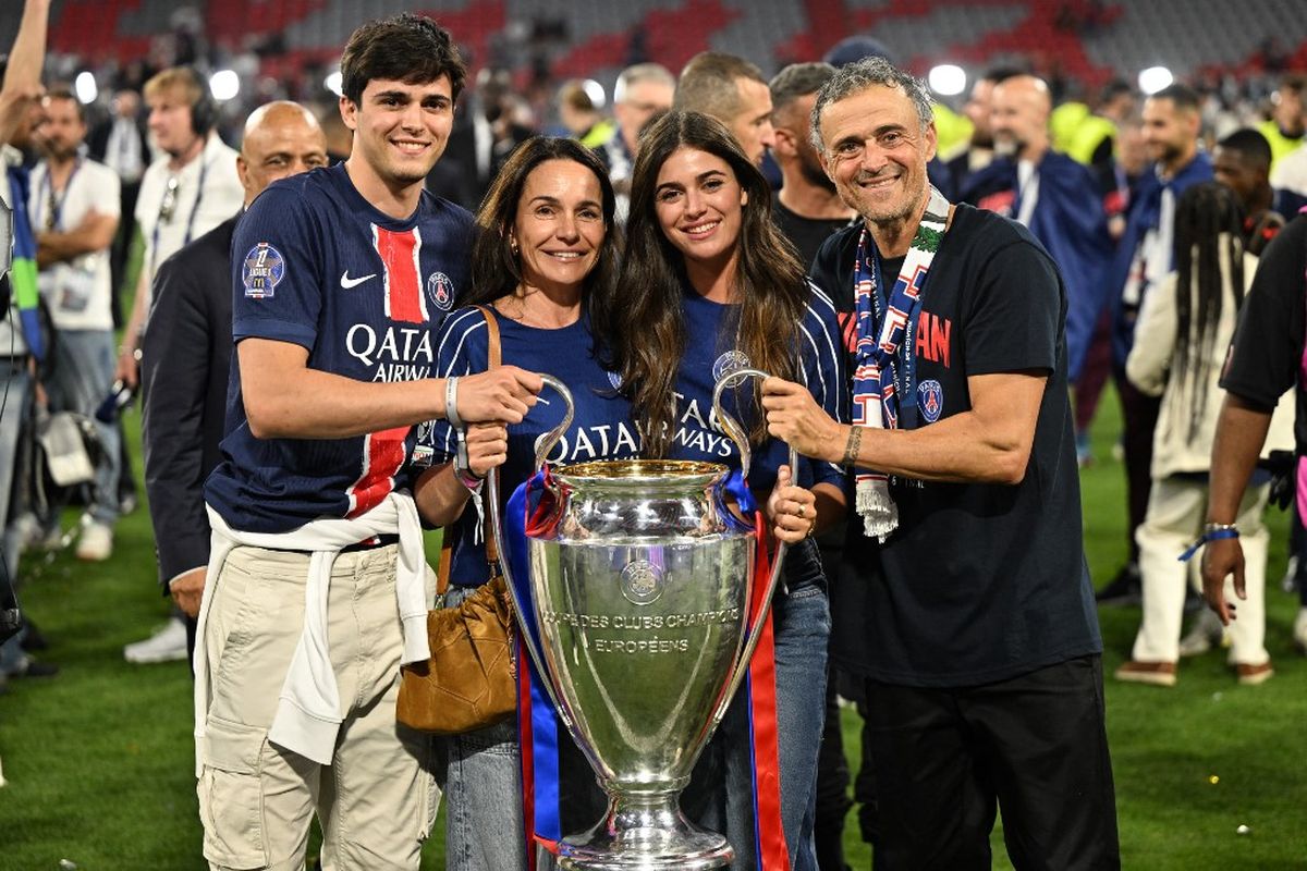 Pelatih kepala Paris Saint-Germain asal Spanyol Luis Enrique (Kanan), istrinya Elena Cullell (kedua dari kiri), putra Pacho Martinez (Kiri) dan putri Sira Martinez (kedua dari kanan) berpose dengan trofi di akhir pertandingan final Liga Champions UEFA antara Paris Saint-Germain (PSG) dan Inter Milan di Munich, Jerman selatan, pada 31 Mei 2025.