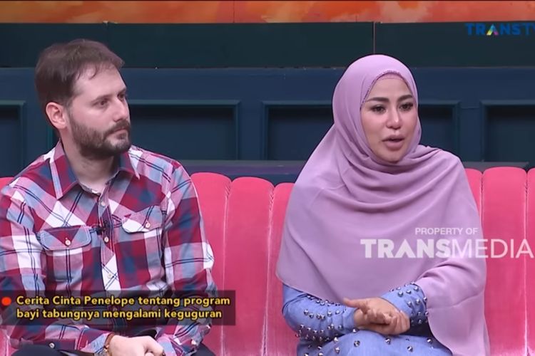Penyanyi dangdut Cinta Penelope bersama suaminya, Taha Gokhan Arikan saat menceritakan momen keguguran calon anak pertama mereka di acara Pagi Pagi Ambyar di Trans TV.