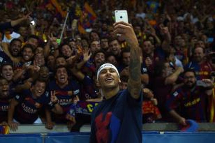 Neymar melakukan selfie dengan suporter Barcelona di tribun Olympiastadion, Berlin, Sabtu waktu setempat atau Minggu (7/6/2015) dini hari WIB.