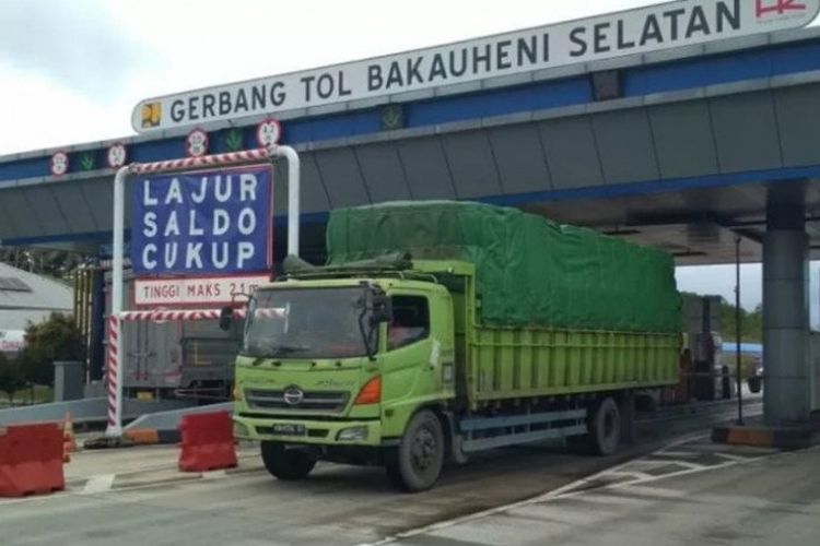 Kendaraan logistik yang melewati Gerbang Tol Bakauheni Selatan, Jalan Tol Trans Sumatera