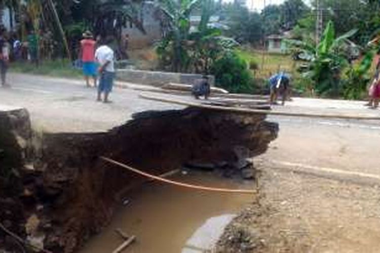 Jalan Trans Sulawesi putus akibat jembatan digeris air banjir di Gorontalo Utara. Akibatnya kendaraan lintas provinsi di pulau Sulawesi menumpuk di sekitar lokasi menunggu pembangunan jembatan darurat