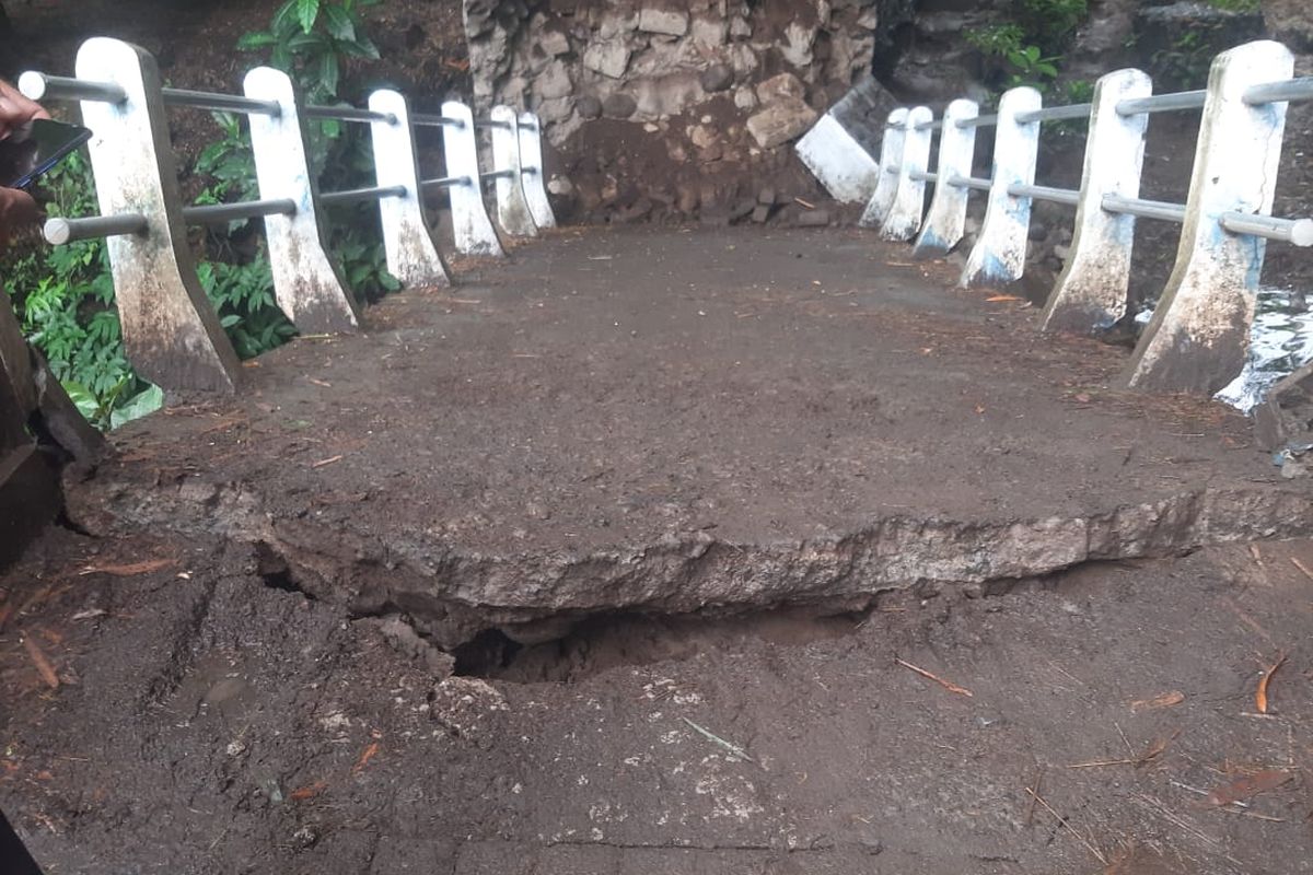 Jembatan penghubung dua wilayah antara Desa Peleyan dan Desa Wonokoyo Kecamatan Kapongan, Kabupaten Situbondo Provinsi Jawa Timur roboh pada Sabtu (14/12/2024).