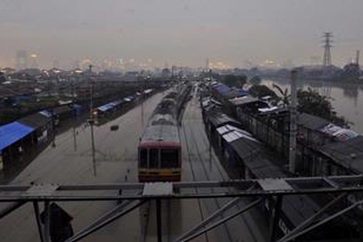 Stasiun Tanah Abang, Jakarta terendam banjir, Kamis (17/1/2013). Hujan deras, meluapnya sungai, serta jebolnya tanggul kanal banjir timur membuat sebagian Jakarta terendam air. 