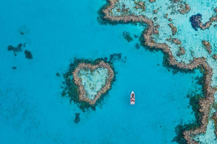 Susunan batu karang bernama Heart Reef di Great Barrier Reef, Australia.