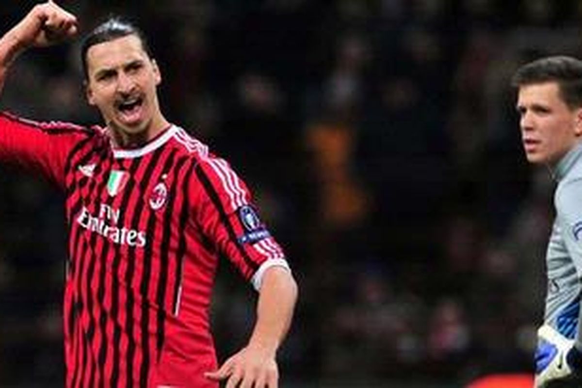 Ekspresi kiper Arsenal, Wojciech Szczesny (kanan), setelah gawangnya dijebol penyerang AC Milan, Zlatan Ibrahimovic (kiri), pada leg pertama 16 besar Liga Champions, di San Siro, Rabu (15/2/2012).