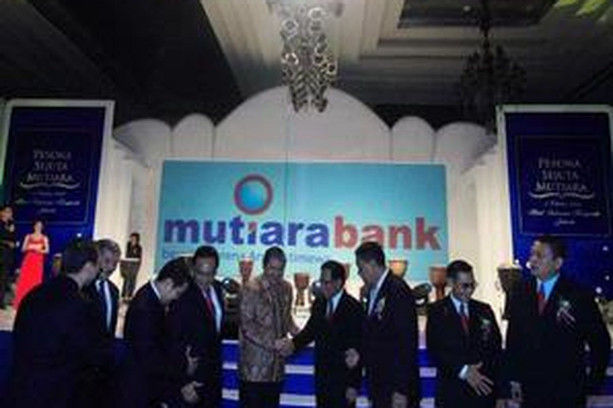Mulai Oktober 2009, Mutiara Bank mengantikan nama merk Bank Century. Aset per akhir Agustus 2009 mencapai Rp 6,9 triliun, dengan keuntungan bersih Rp 201 miliar.