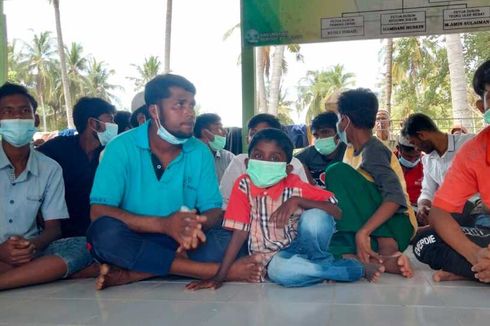 More Than 100 Rohingya Land on Beach in Indonesia’s Aceh