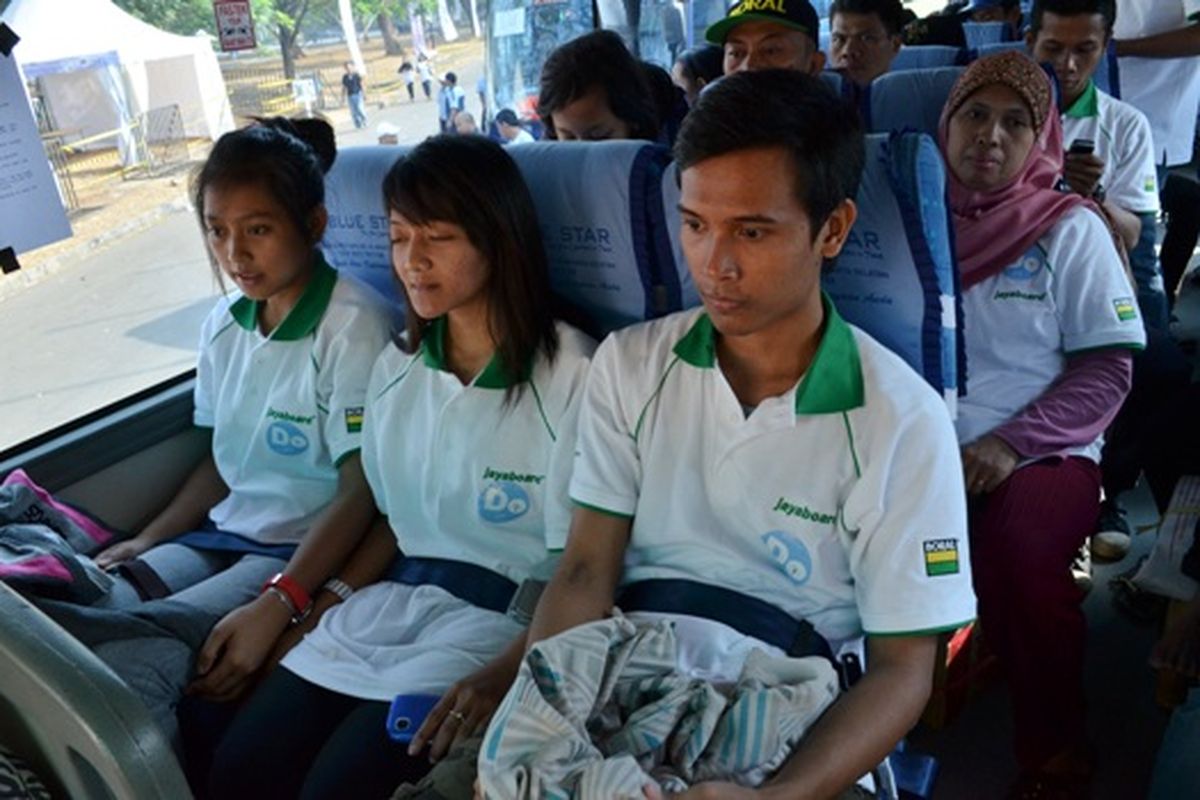 Sabuk pengaman dua titik di bus