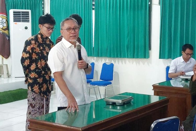 Soal Kenaikan Harga Plastik, Menko Pangan Zulhas: Sedang Kita Atasi