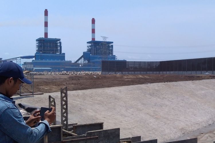 Tempat penampungan limbah B3 sisa pembakaran batubara PLTU Karangkandri, Cilacap, Jawa, Rabu (16/10/2019).