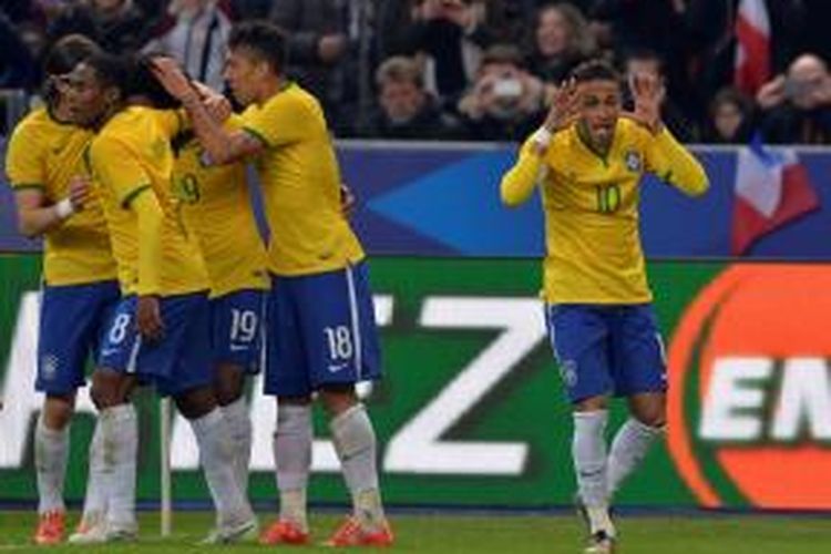 Neymar merayakan gol kedua Brasil ke gawang Perancis pada partai persahabatan di Stade de France, Jumat (27/3/2015) dini hari.