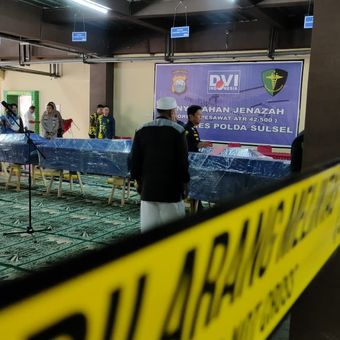 Peti jenazah korban pesawat ATR 42-500 di Bidokkes Polda. Sulsel, Sabtu (24/1/2026)