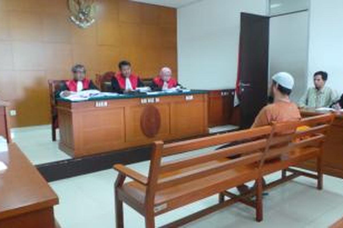 Budi Supriantoro terduga teroris yang ditangkap di Kebumen, Jawa Tengah, menjalani sidang di Pengadilan Negeri Jakarta Timur, Rabu (11/12/2013). Budi juga diduga terlibat dalam kelompok teroris pimpinan Abu Roban.