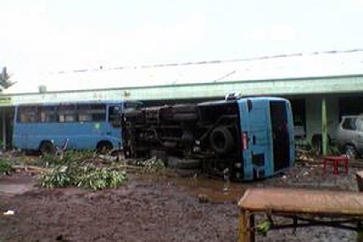 Dua buah bus,salah satu diantaranya terbawa arus luapan air danau situ Gintung