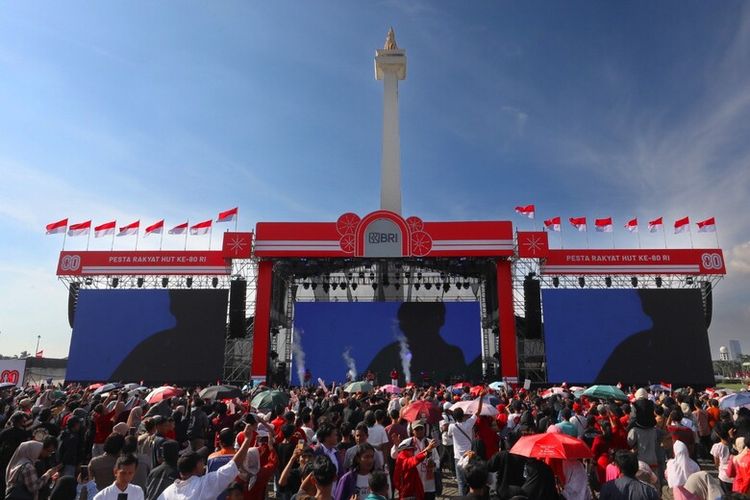 Panggung Hiburan Pesta Rakyat BRI di silang Monumen Nasional (Monas) dipadati oleh masyarakat pada Minggu (17/8/2025). 