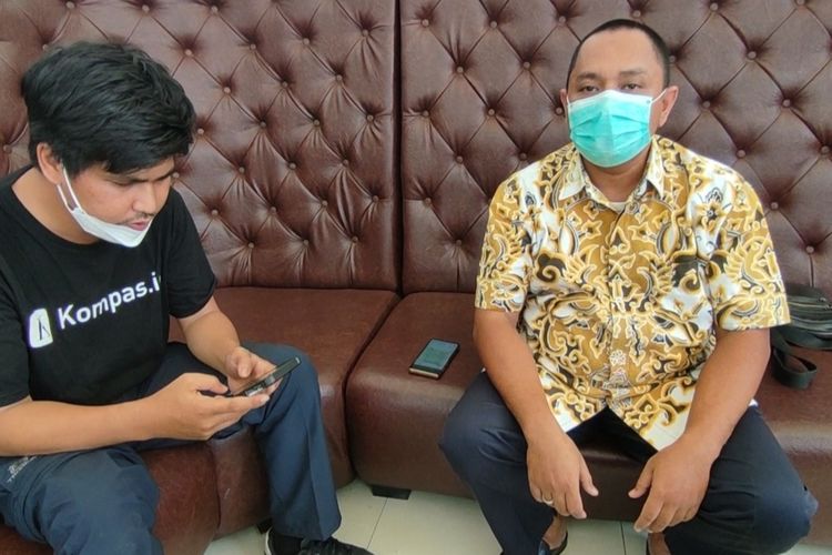 Lukman Denianto, Sub Koordinator Pencegahan dan Pengendalian Penyakit Menular (P2PM) Dinas Kesehatan Kabupaten Cirebon Jawa Barat, memberikan penjelasan terkait sebaran DBD, Kamis (23/6/2022)