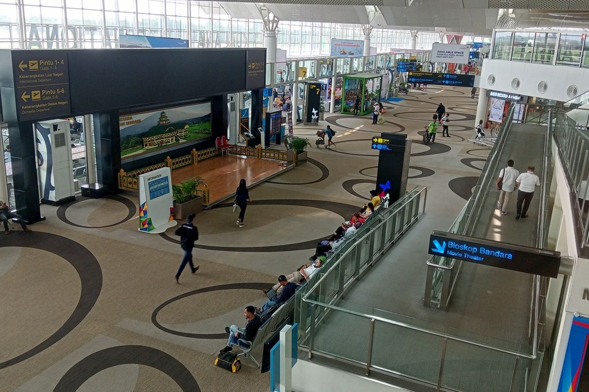 Suasana di Bandara Internasional Kualanamu, Deli Serdang. Peningkatan jumlah penumpang mulai terasa sejak hari Minggu (16/4/2023).