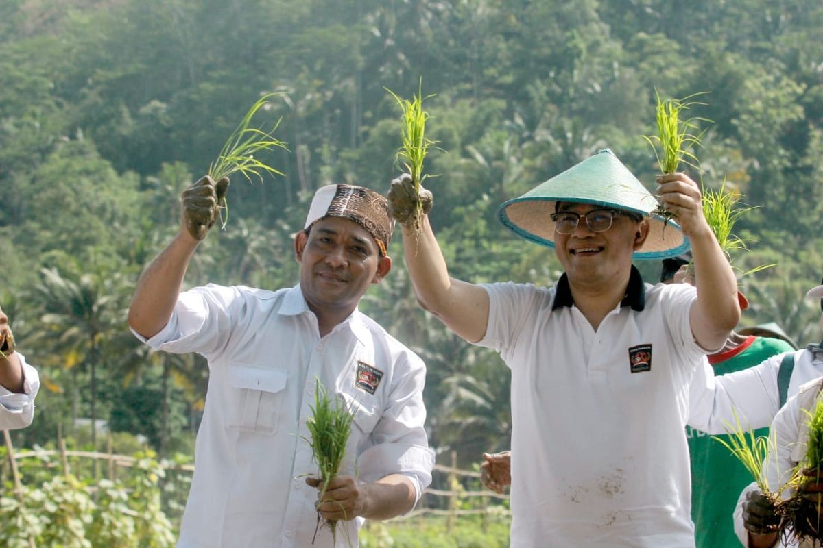 Kepala BP Taskin Budiman Sudjatmiko (kanan) bersama kelompok Genta Pangan se-Jawa Timur menggelar pembagian benih padi unggul di Kecamatan Kebonagung, Kabupaten Pacitan, jawa Timur (20/11/2024).

