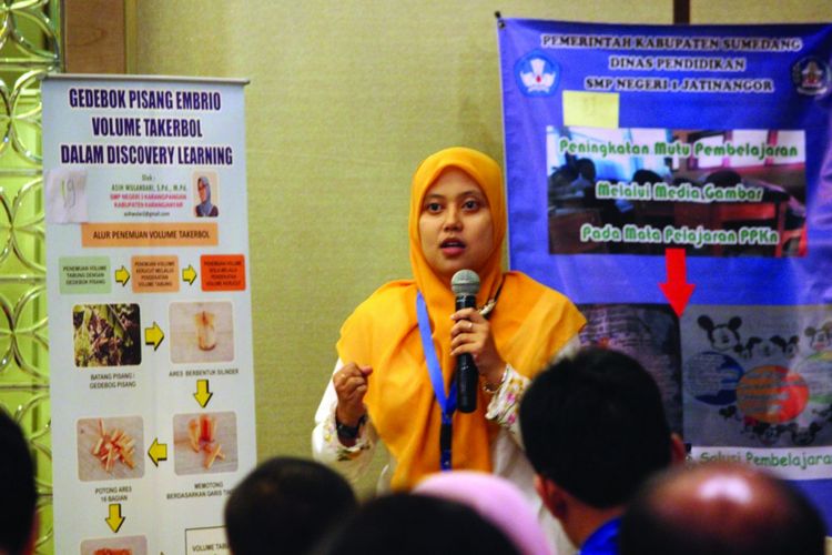 Seorang guru tengah mempresentasikan poster pendidikan dalam peringatan Hari Guru Nasional di Jakarta, akhir November lalu