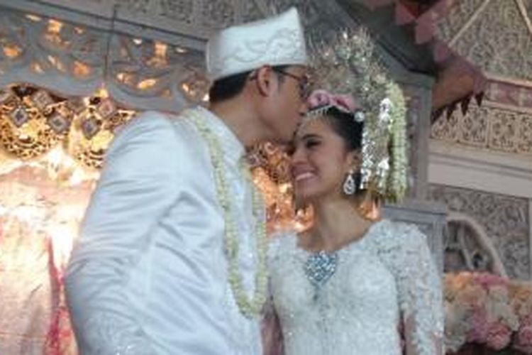 Rizna Nyctagina atau Nycta Gina menikah dengan Rizky Triyantono atau Rizky Kinos pada Minggu (2/8/20015) di Gedung Arsip Nasional, Jakarta Barat.