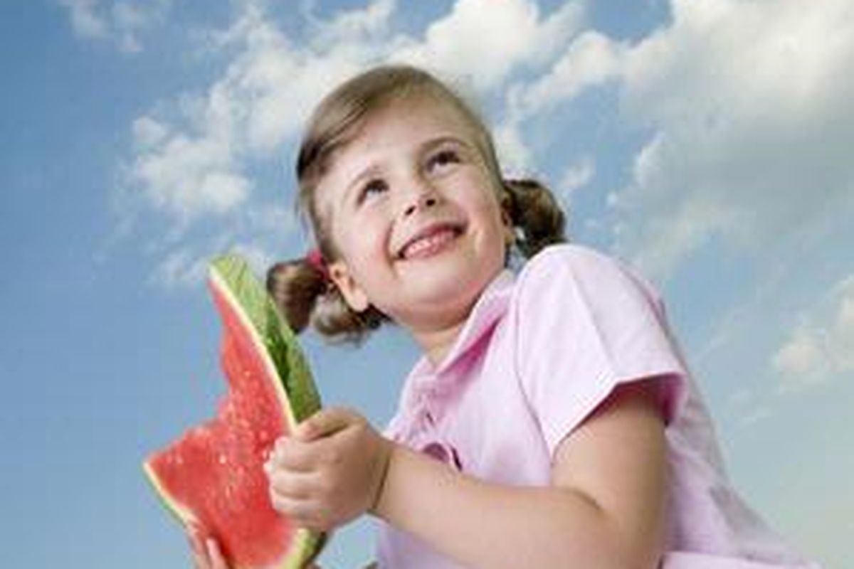 Ganti camilan di rumah dengan buah-buahan. Selain lebih sehat, juga bikin cepat kenyang. 