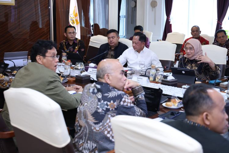 Menteri PANRB Rini Widyantini memimpin Rapat Tingkat Menteri Pengelolaan Kepegawaian dan Keuangan Daerah bersama Mendagri Muhammad Tito Karnavian dan Menkeu Purbaya Yudhi Sadewa di Kantor Kementerian PANRB, Jakarta, Kamis (7/5/2026).