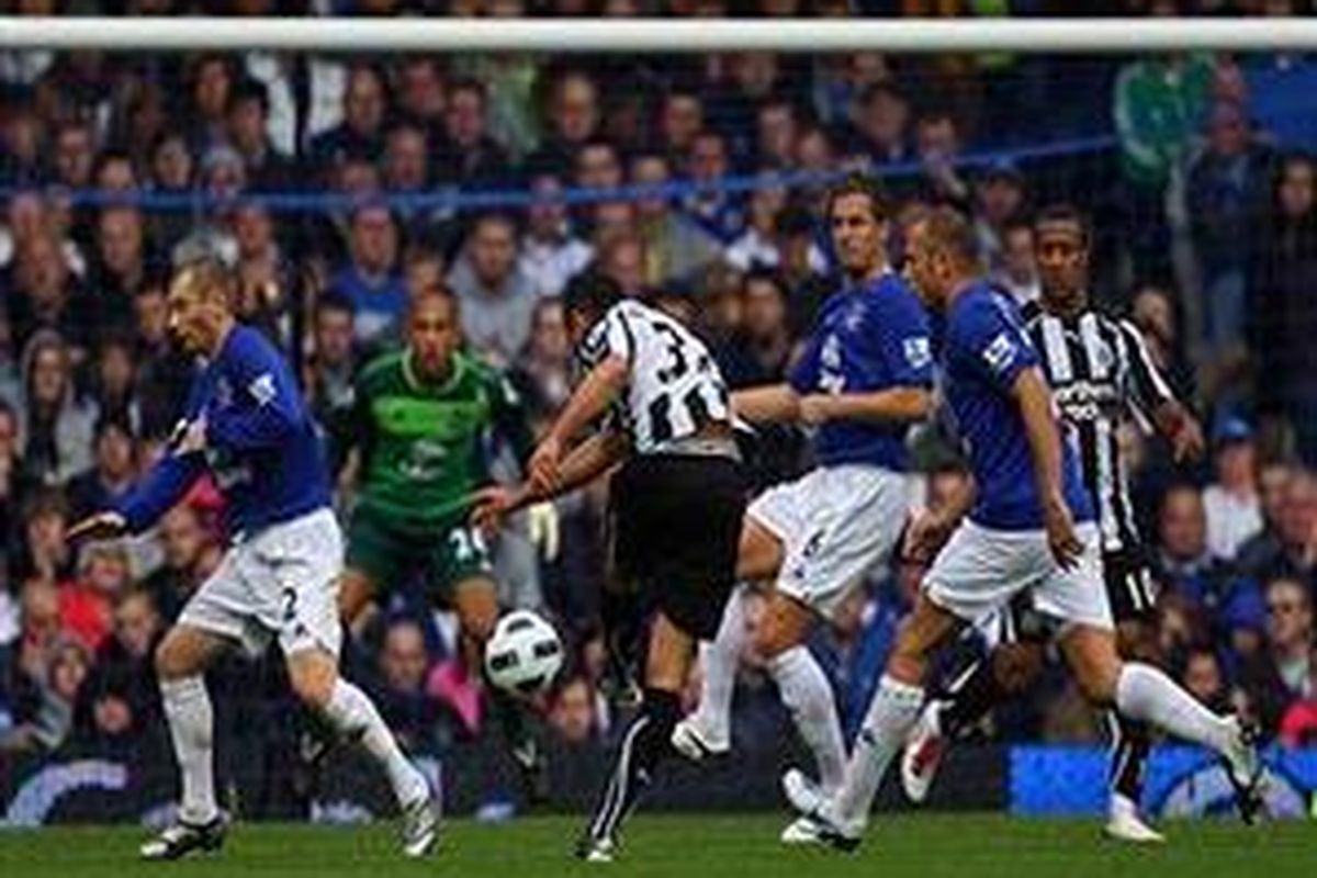 Gelandang Newcastle United, Hatem Ben Arfa, mencetak gol ke gawang Everton, pada lanjutan Premier League, Sabtu (18/9/2010).