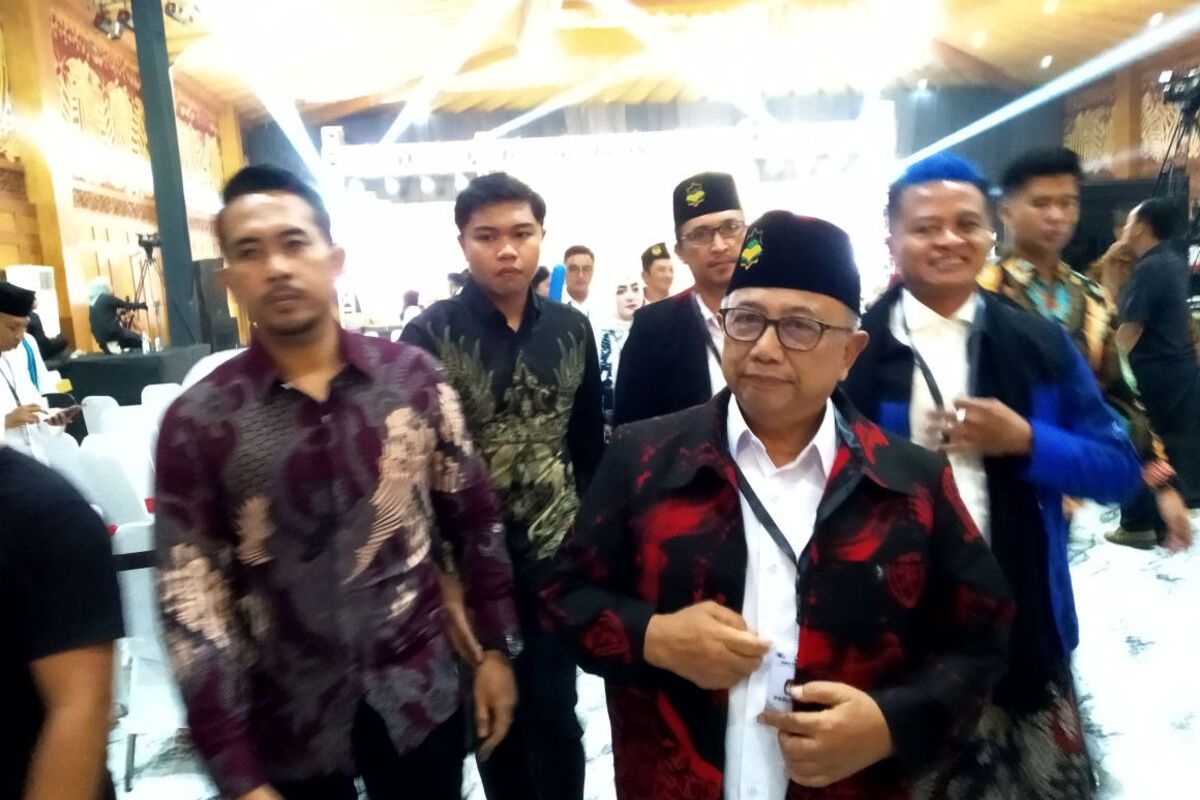 Paslon Rijanto - Beky Herdihansah meninggalkan gedung aula dimana debat publik kedua Pilkada Kabupaten Blitar berlangsung, Senin (4/11/2024)