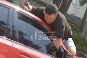 Aksi Nekat Pria Bergelantungan di Atap Mobil di Jakbar, Berawal dari Keributan Dekat Mal